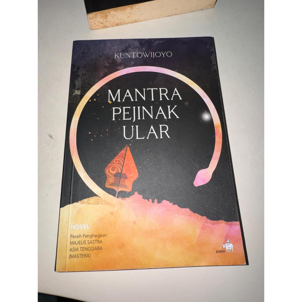 BUKU MANTRA PEJINAK ULAR KUNTOWIJOYO