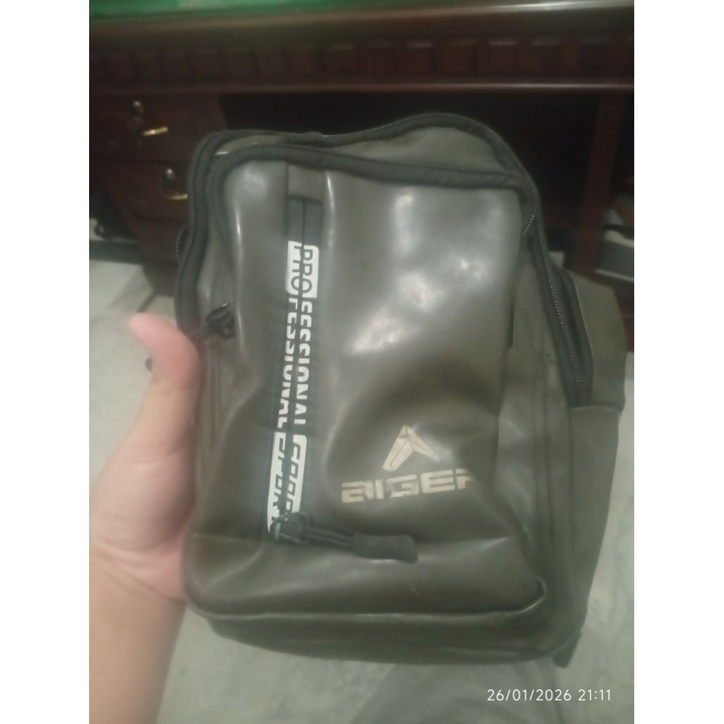 tas selempang Eiger berwarna hijau zaitun