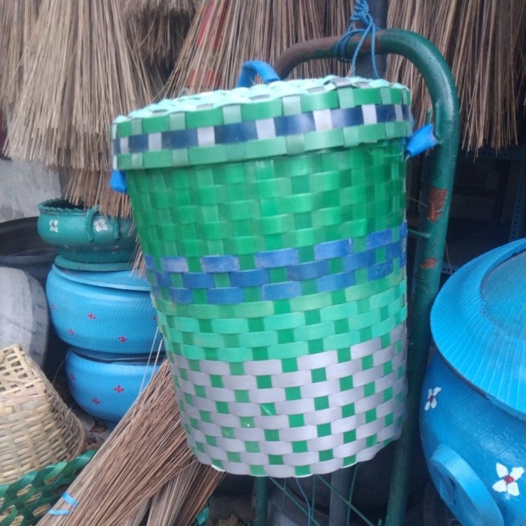 Keranjang sampah anyaman plastik