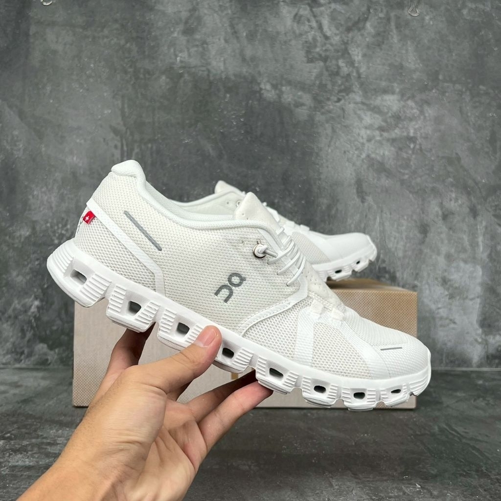 Sepatu Running on cloud 5 white Running Shoes