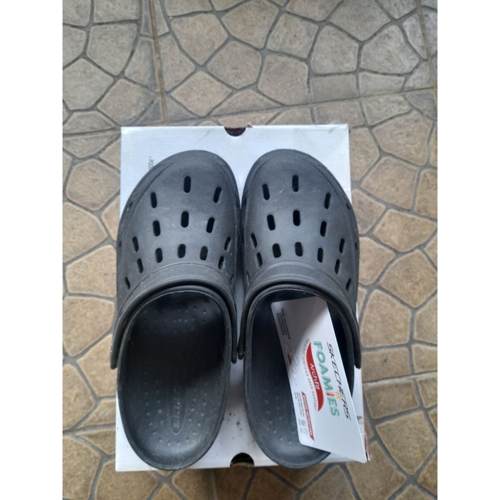 preloved sk*chers  sandal pria