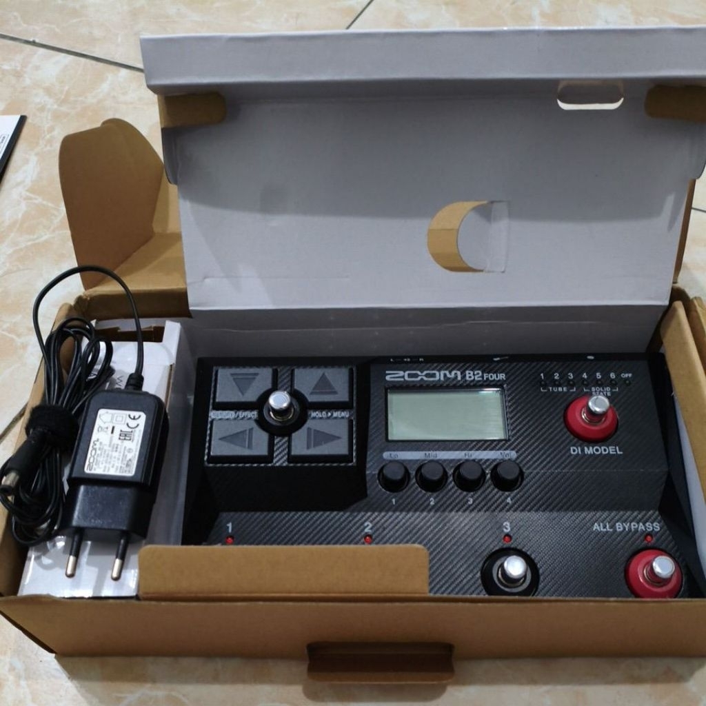 Efek Bass Zoom B2 Four