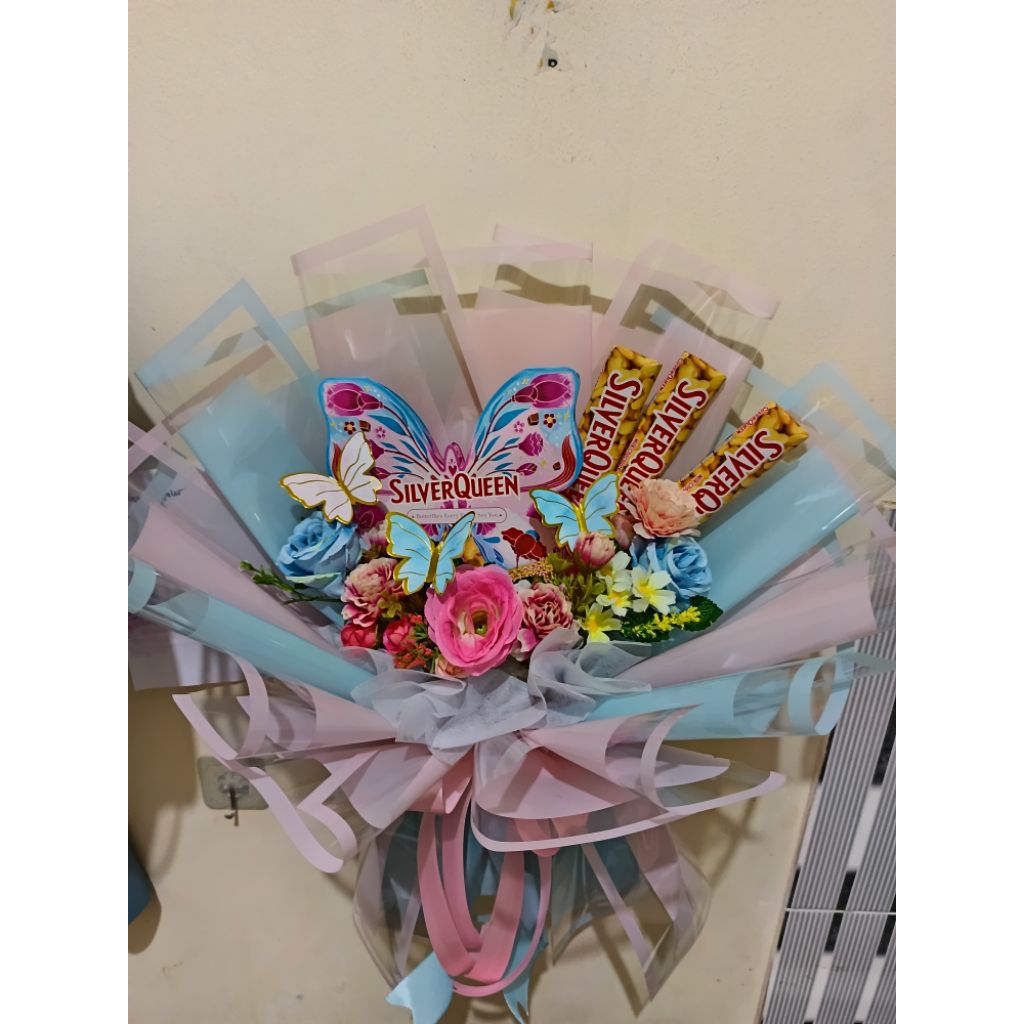 Bucket Coklat Silverqueen kupu-kupu dan Bunga Artificial | Bucket Valentine | Bucket Ulang Tahun | B