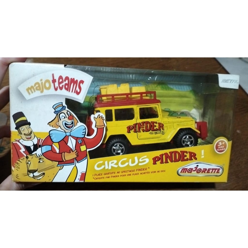 Majorette Circus Pinder Toyota Land Cruiser FJ40 Majo Team ( skala 1 : 36).