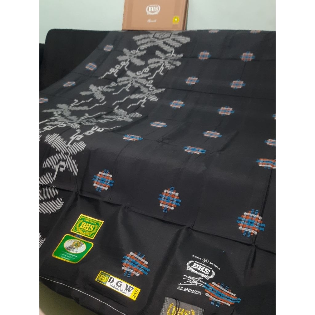 SARUNG BHS DGW GOLD HITAM SUTRA SPUNSILK 210