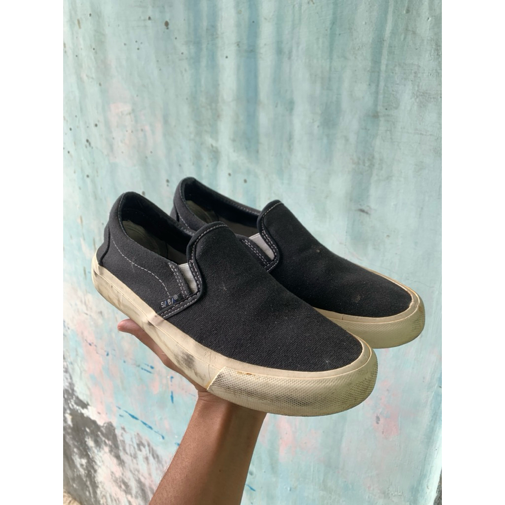 SEPATU SLIP ON SABA HITAM PUTIH