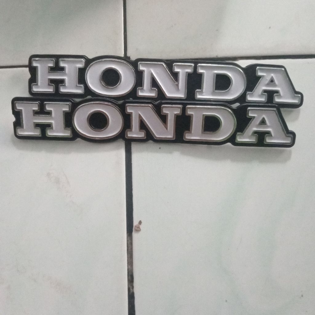 EMBLEM TANGKI MIRIP ORI HONDA CB 125 IMPORT BISA DI TEKUK