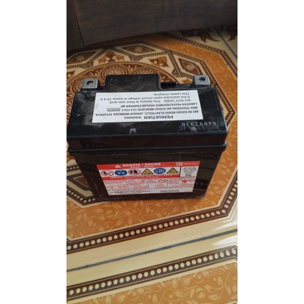 Aki 12 vol bekas rusak bahan Kondisi seperti di foto tidak garansi/retur