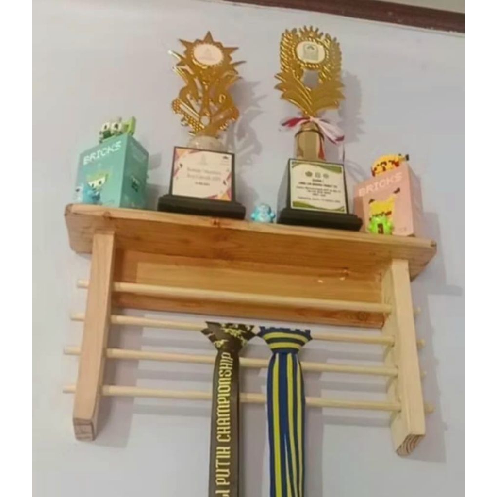 Rak Piala dan Gantungan Medali