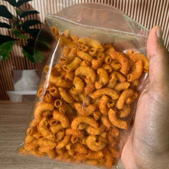 Makaroni Bantet 1000g (1Kg) Cemilan Nagih - Makaroni Bantet memberikan tekstur Renyah dan rasa yang 