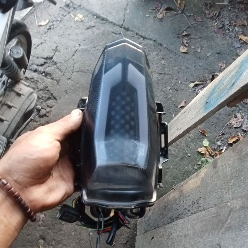 STOP'LAMPU REM LAMPU BELAKANG MOTOR YAMAHA R15'V3'V4 ORIGINAL COPOTAN SECOND