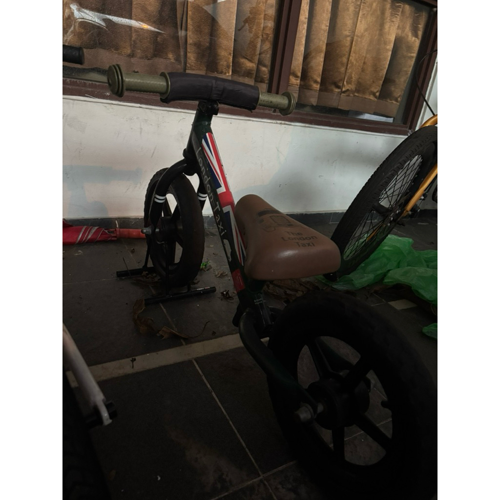 (Preloved) Balance Bike Pushbike London Taxi 12' Green