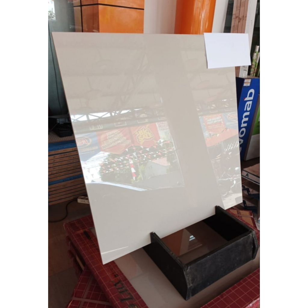 Granit lantai Cream polos glosy kilap 60x60 1,44m harga perdus