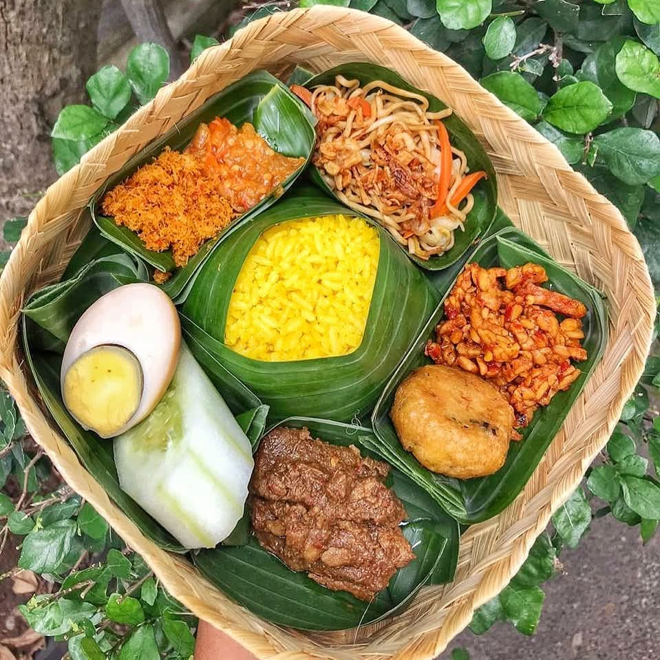 paket besek nasi kuning daging rendang lengkap termurah