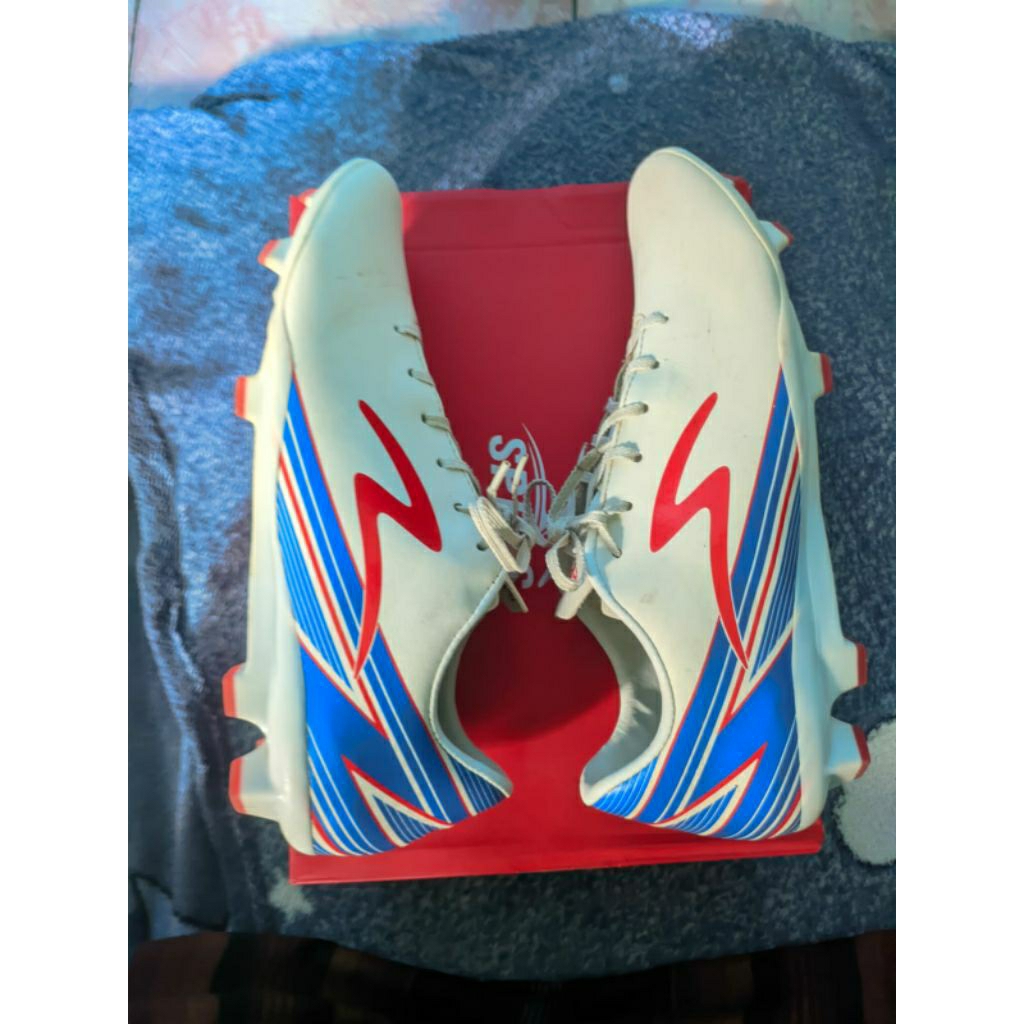 sepatu bola spatu sepak bola SPECS LS20 original