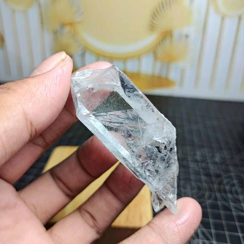 Batu Natural Sichuan Clear Quartz With Black inclusion (1)