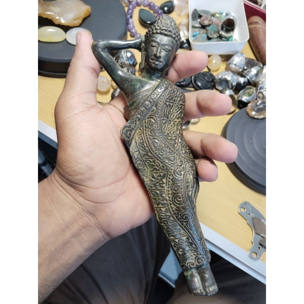 patung budha tidur kuningan