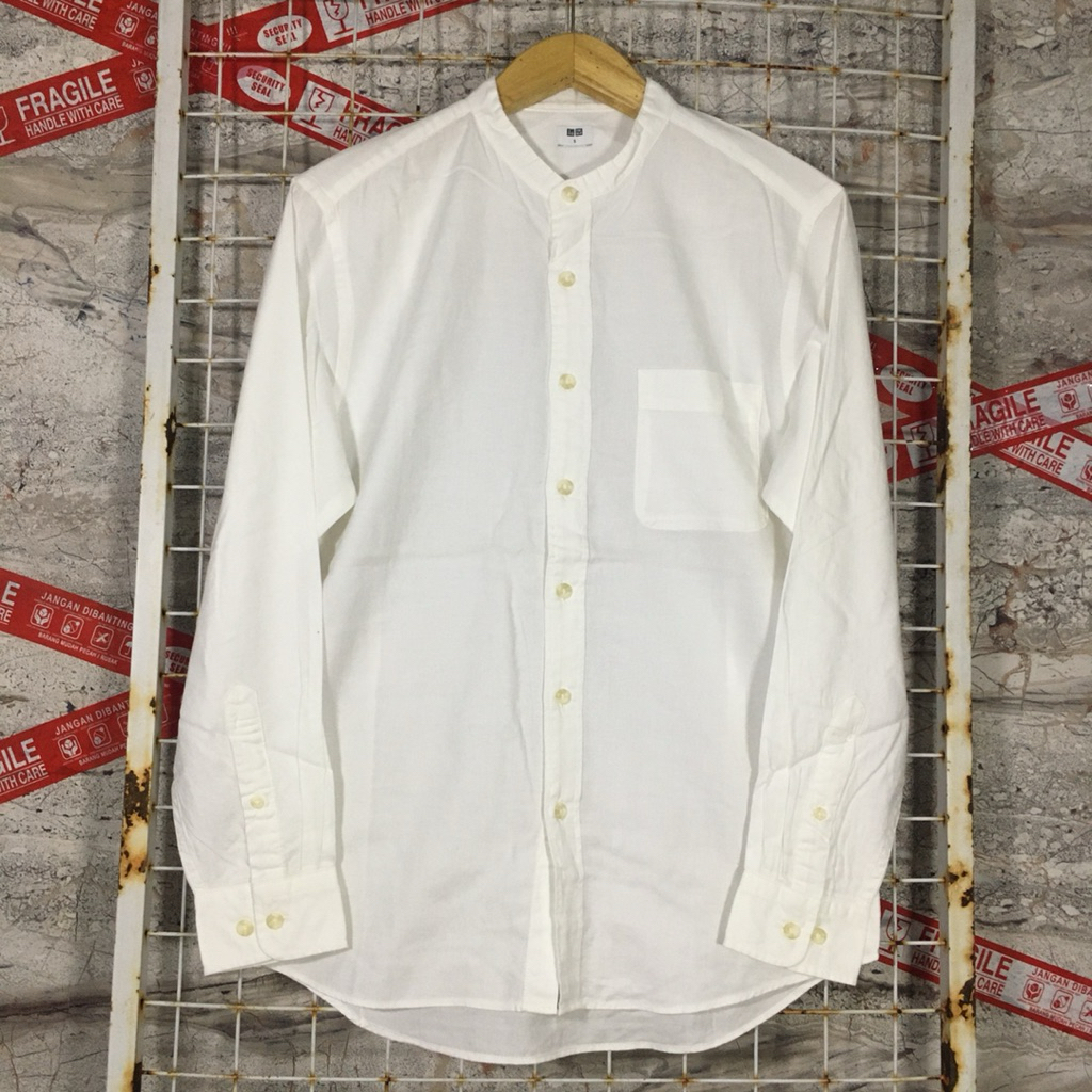 Kemeja Putih Polos Shanghai Uniqlo Original Second Branded Size S / M . 05937
