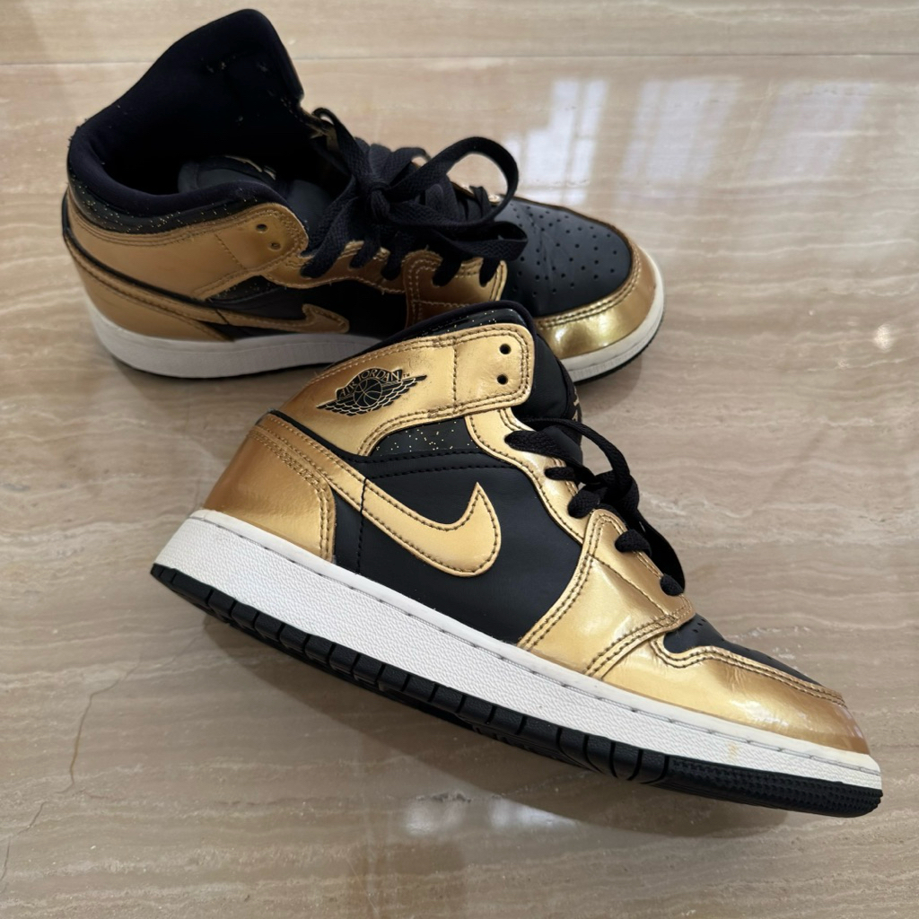 Preloved Nike Anak Kids Air Jordan 1 Mid SE in the black metallic gold Sz 4Y 36