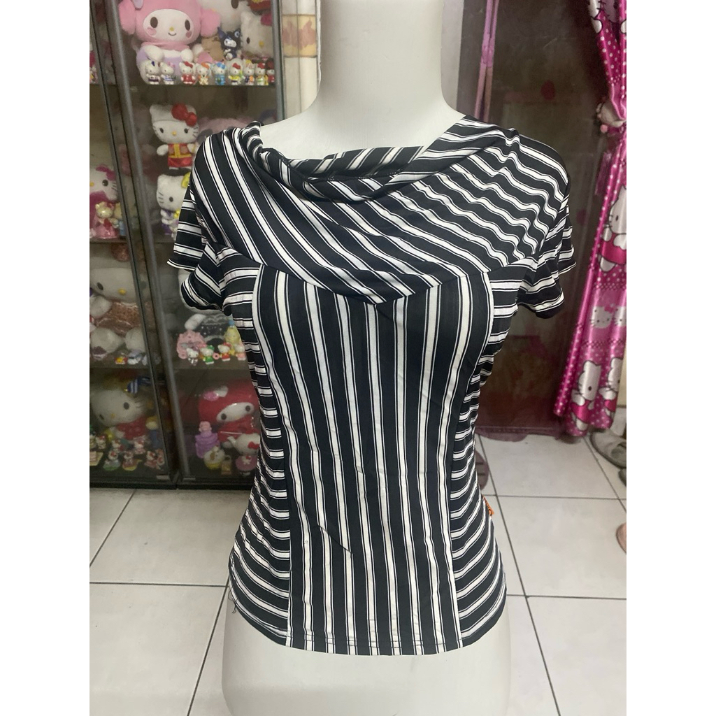 blouse hitam putih garis garis