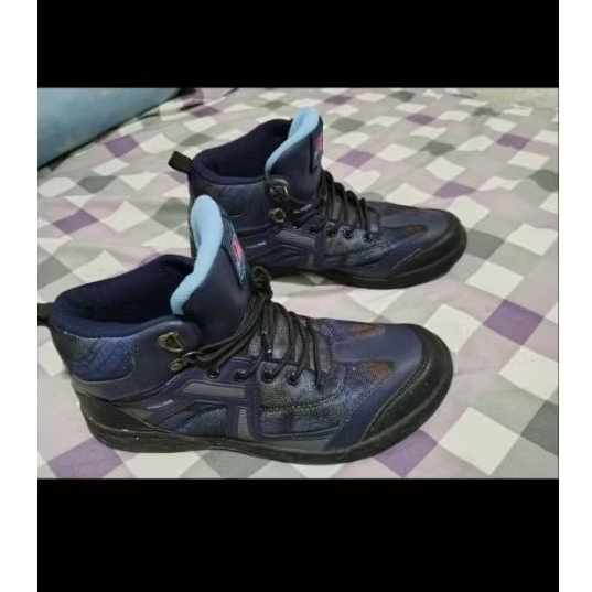 Preloved SEPATU HIKING PRECISE