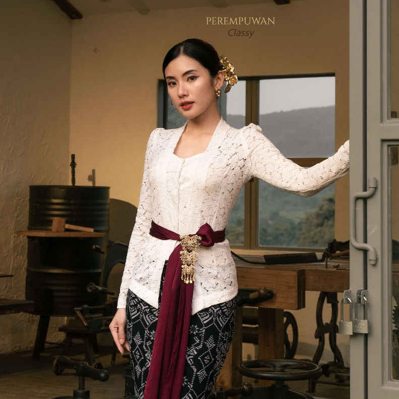 PEREMPUWAN | Atasan Kebaya Bali Kutu Baru Brokat Putih Wisuda Modern Aesthetic Elegant Premium Mewah