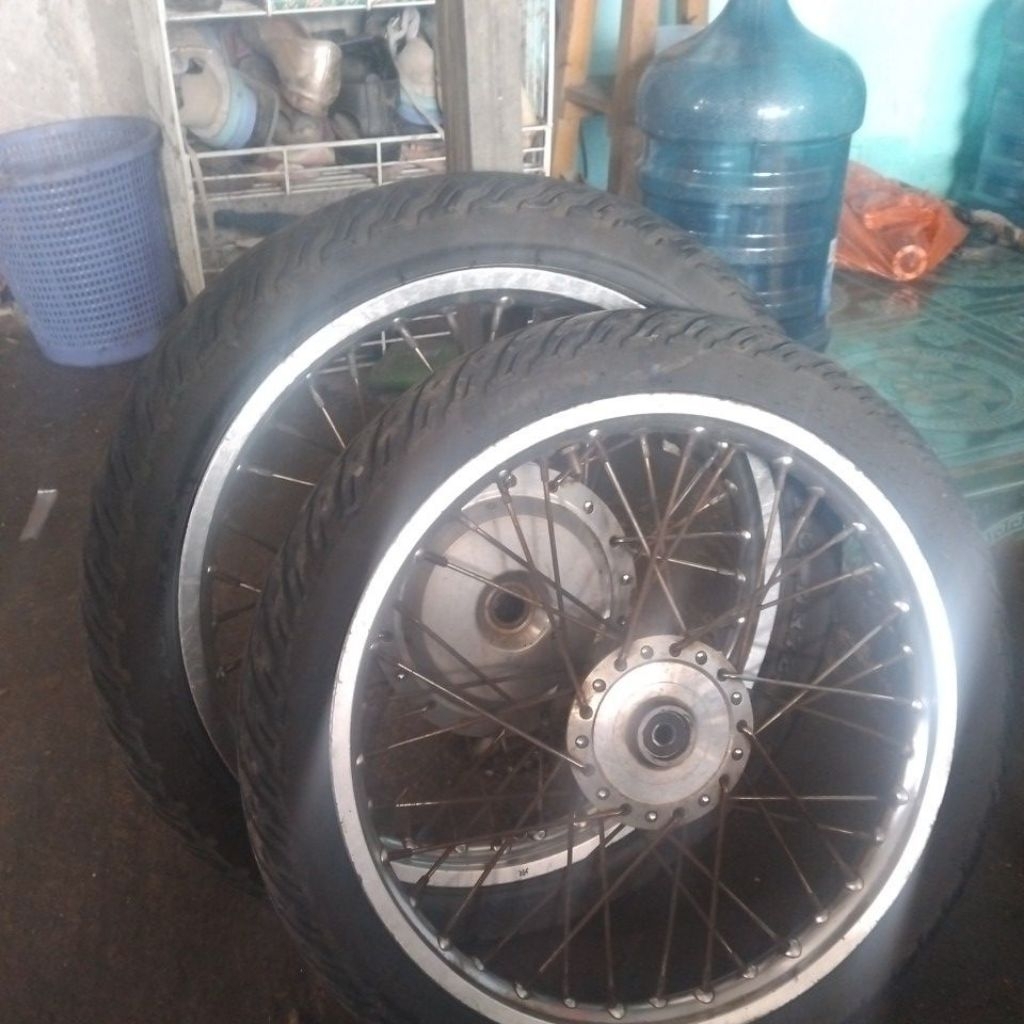 pelek set beat ring 16 set sama ban trombol belakang pake VND