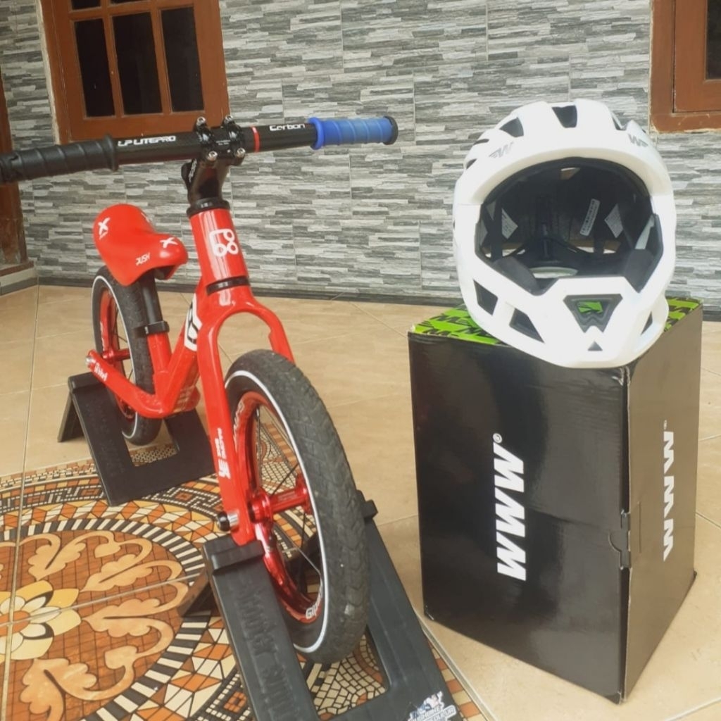 BIKE8 RACING & HELM WWW PUTIH