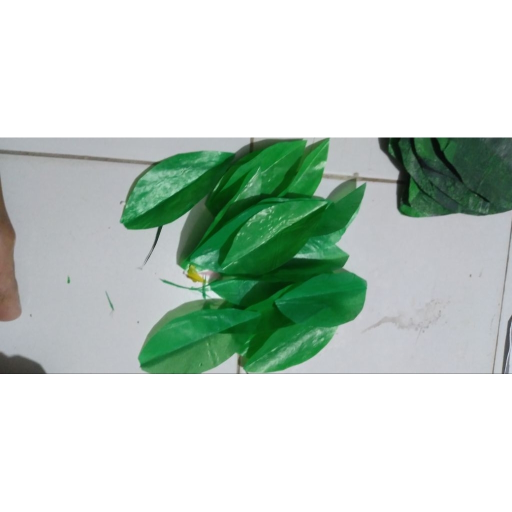 Aneka daun sudah jadi dari plastik kresek