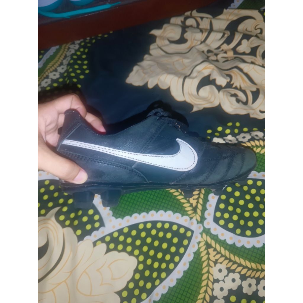 Sepatu sepak bola Nike