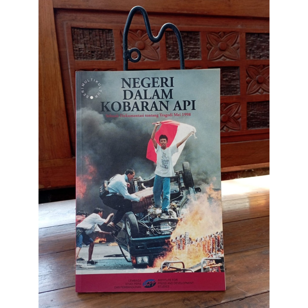 Negeri dalam Kobaran Api: Sebuah Dokumentasi tentang Tragedi Mei 1998 - Hawe Setiawan, dkk