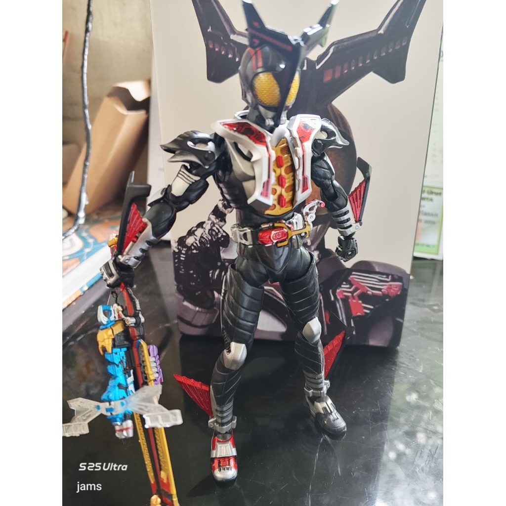 SHF Kamen rider Hyper dark Kabuto (mata led hijau)