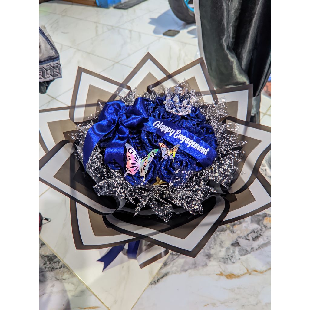 BUKET WISUDA MAWAR SATIN - BUKET BUNGA MAHKOTA - BUKET BUNGA SATIN - BUKET MAWAR PITA SATIN 10TANGKA