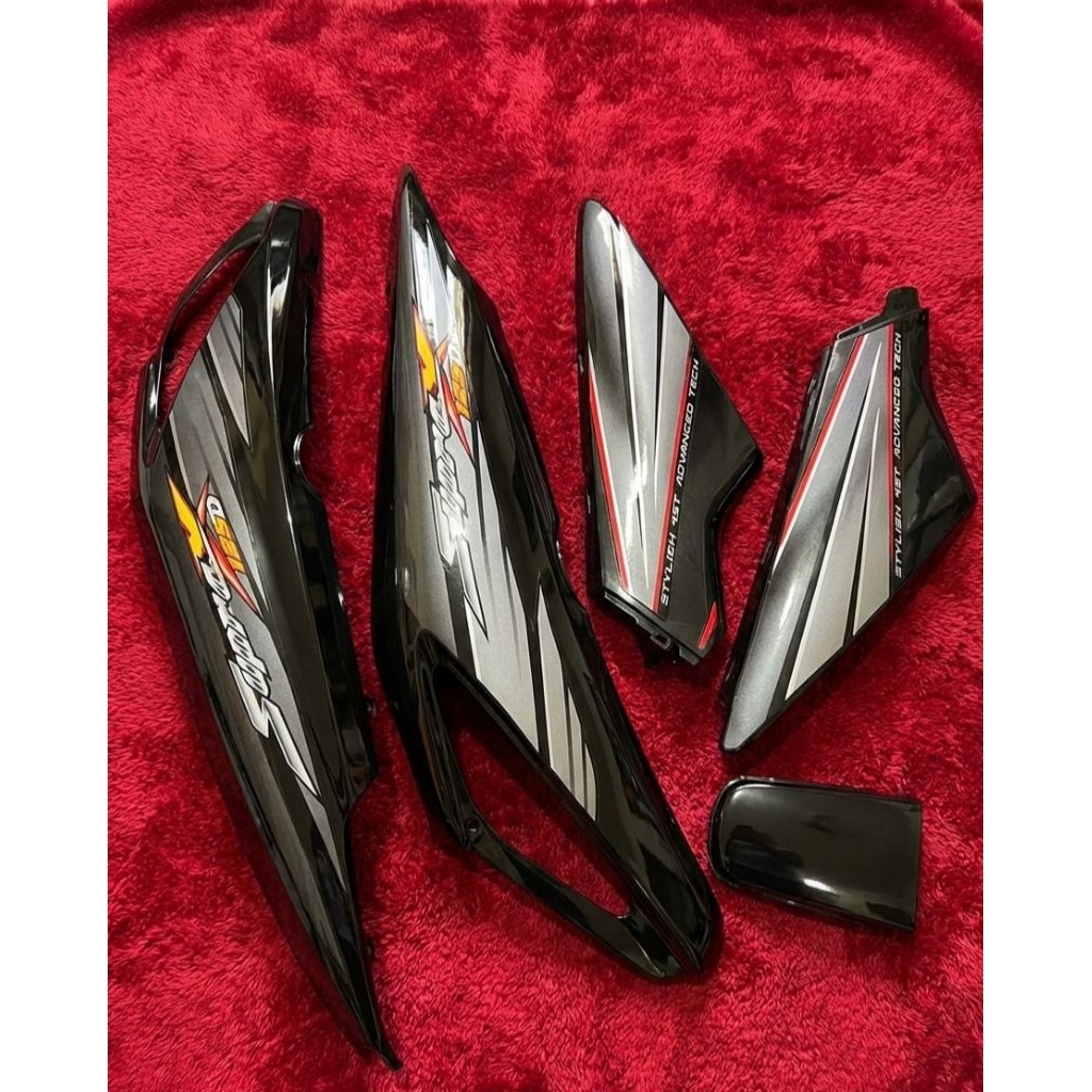sepaket body belakang motor Honda Supra x 125 old/lama warna hitam glossy