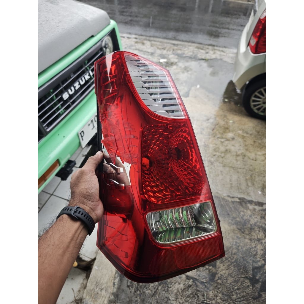 lampu belakang kiri wagon r reflektor only
