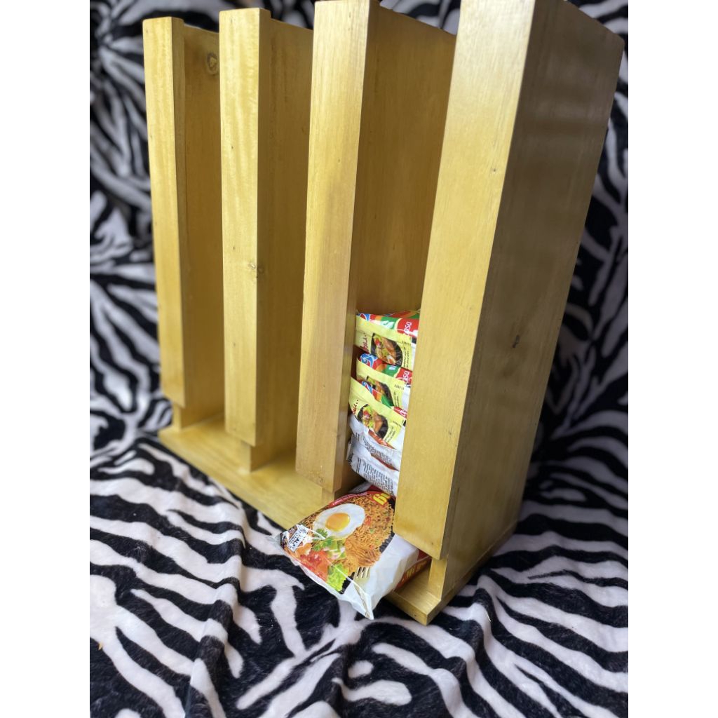 rak penyimpanan mie instan display mie instan