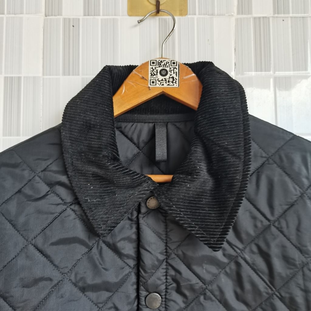 1336. JAKET BARBOUR WARNA HITAM SIZE XL   PRELOVED
