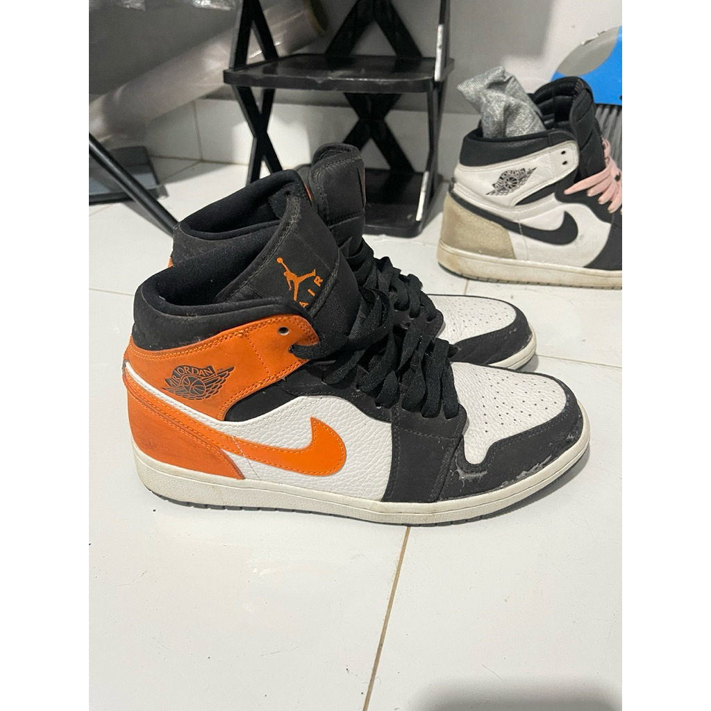 Nike Air Jordan 1 Mid in the Shattered Backboard colorway EUR 42 US 8.5 Authentic / original Second 
