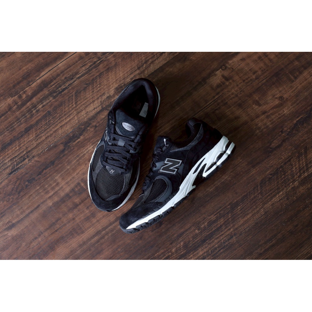 SEPATU SNEAKERS NB 2002r BLACK WHITE