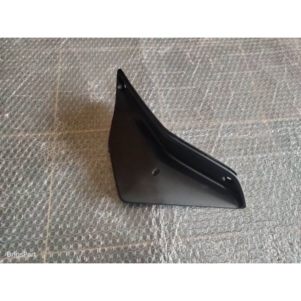 cover R louver sambungan sayap kecil sebelah kanan supra x 125 helm in original