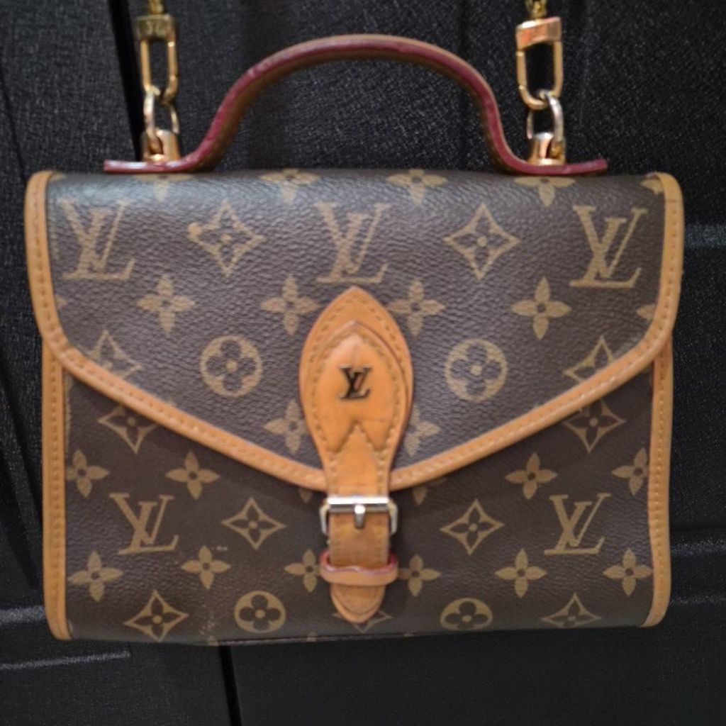 Tas sling kulit embos LV