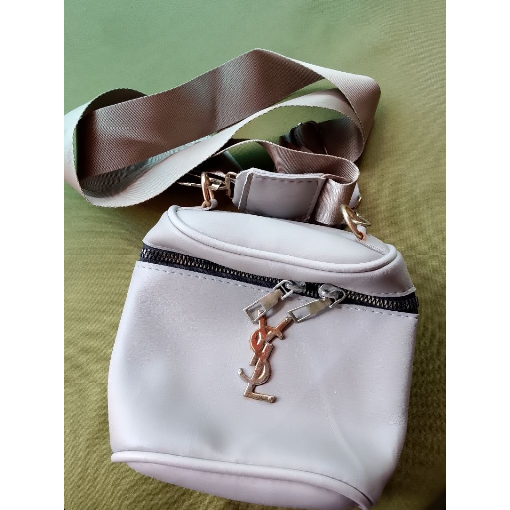 TAS SELEMPANG WANITA ZIPPER