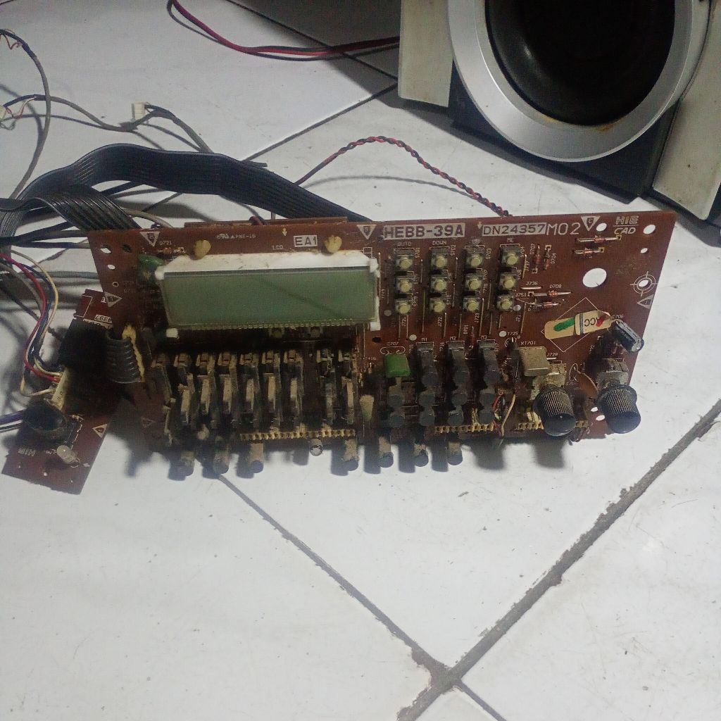 radio tuner am FM normal display aman lengkap tombol on off. copotan bigband Polytron seperti Poto d