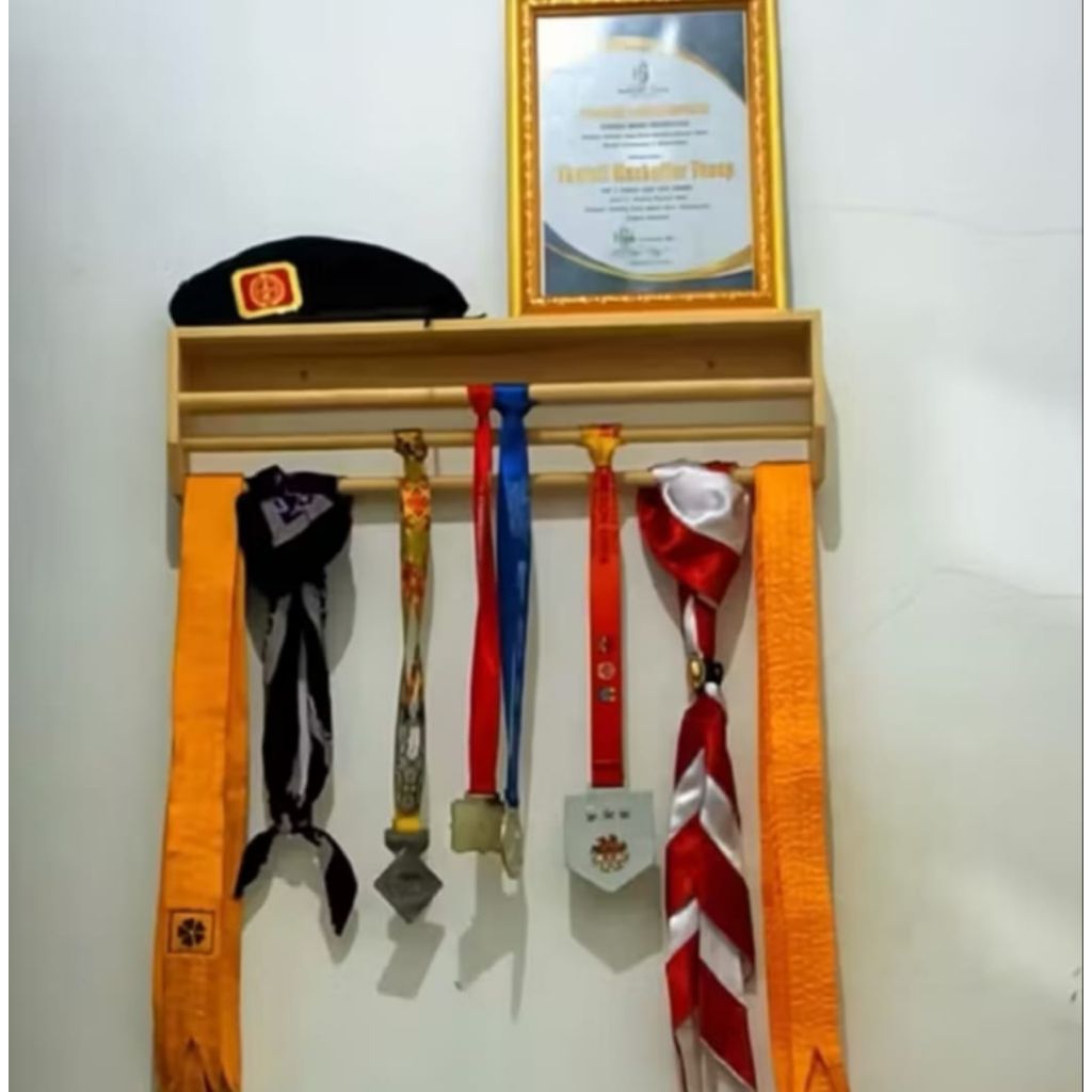 Rak piala/ Rak medali/Gantungan dinding