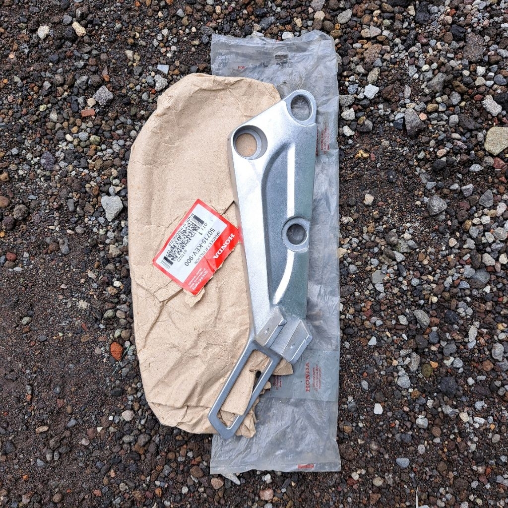Dudukan Step Belakang kanan honda supra x 100 old supra xx,v,fit lama BRACKET R PILLION 50715-KEV-90