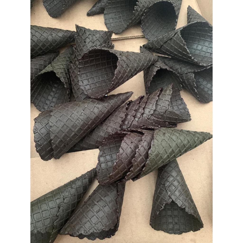waffle cone ice cream warna hitam