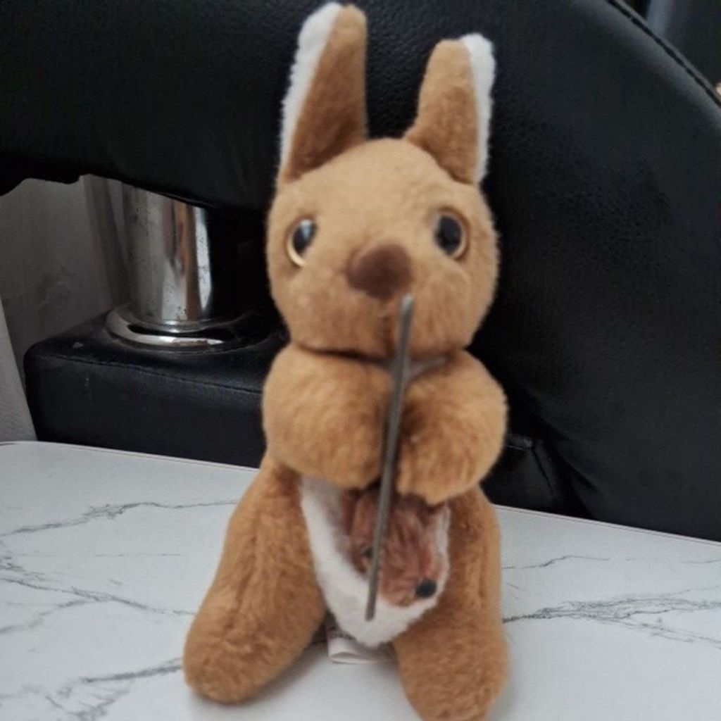 boneka kanguru bawa boomerang dan gendong anak, kangguru australia