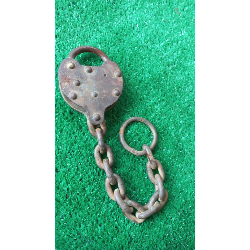 Gembok Besi Antik