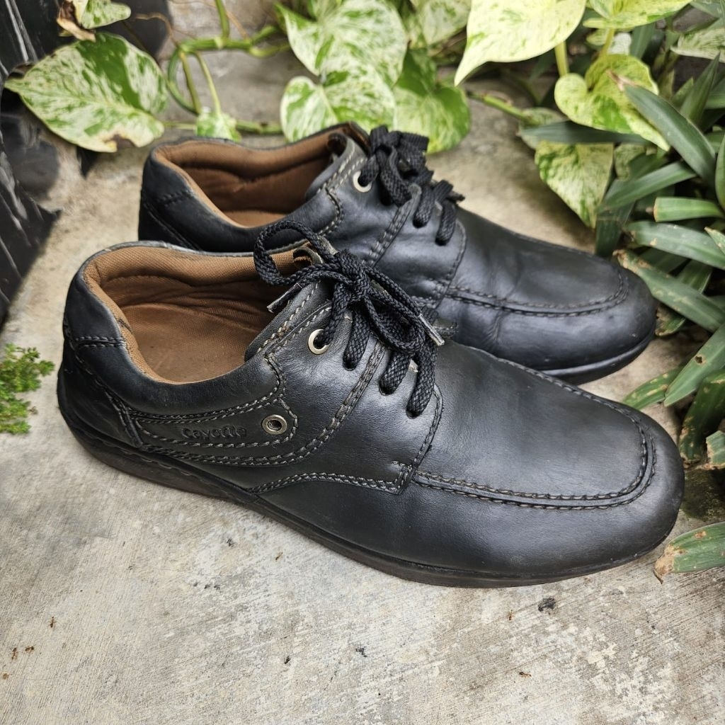 sepatu sneakers kulit second cayotte size 42(27cm)