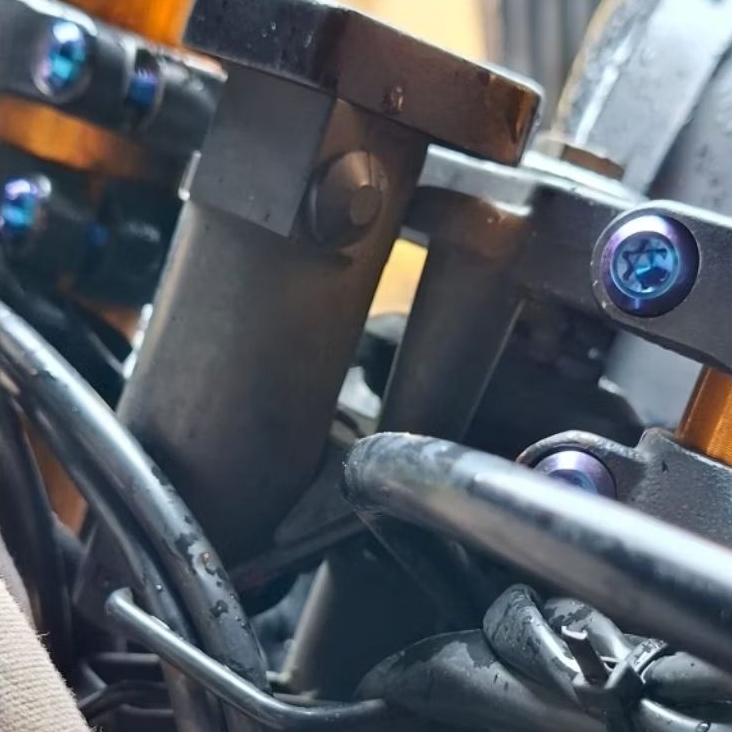 Baut titanium stang dan segitiga atas R15v2v3 isi 4pcs Baut contoh terpasang